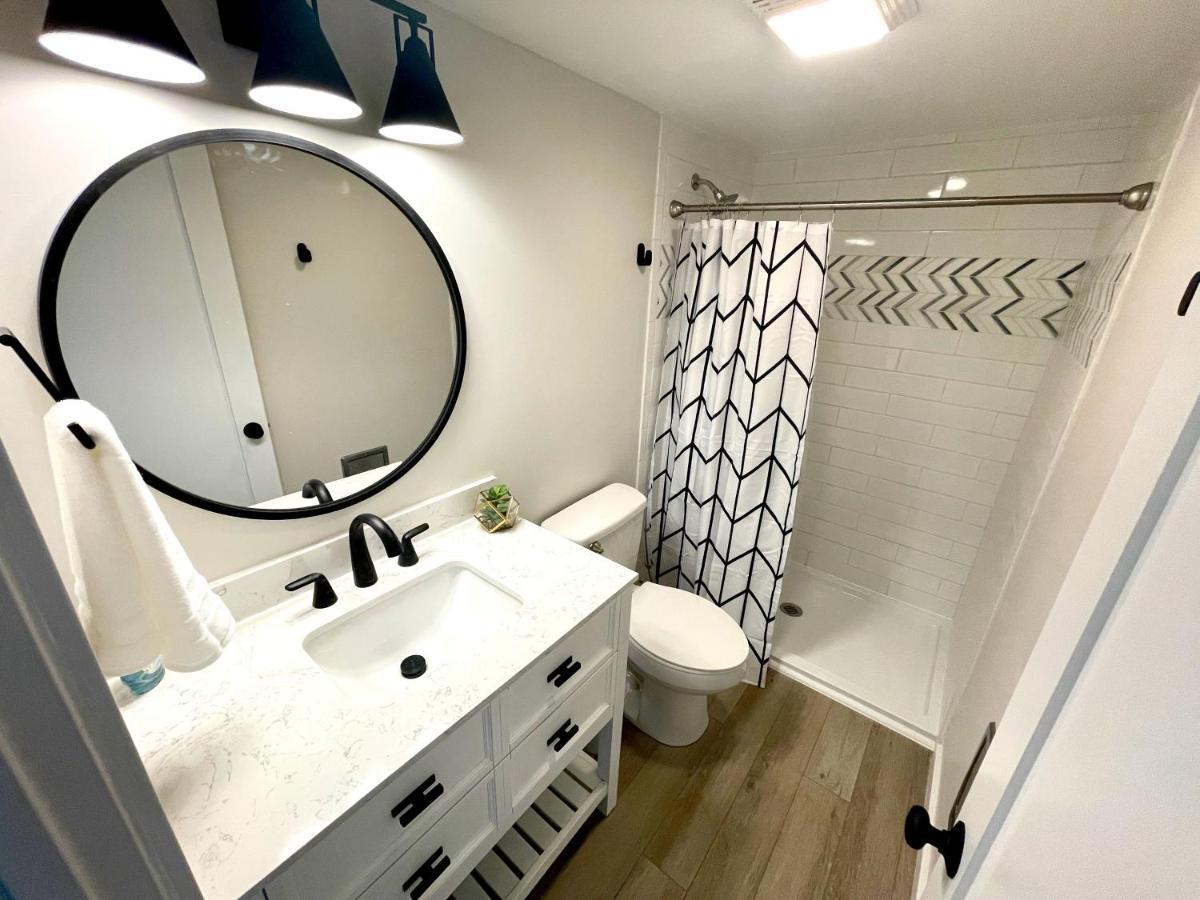 Newly Remodeled Mid-Century Modern Lake Condo Лейк Дженива Экстерьер фото