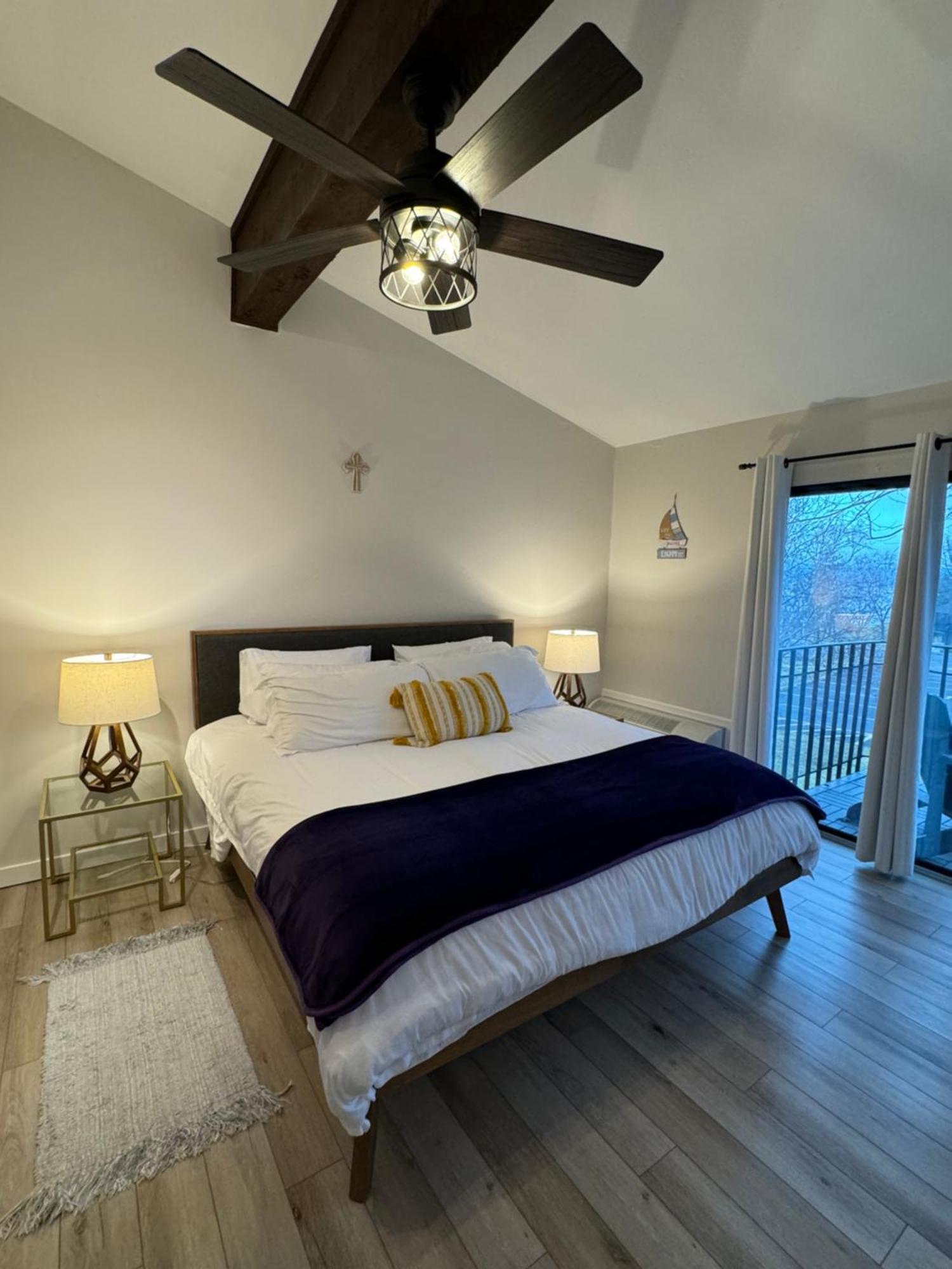 Newly Remodeled Mid-Century Modern Lake Condo Лейк Дженива Экстерьер фото